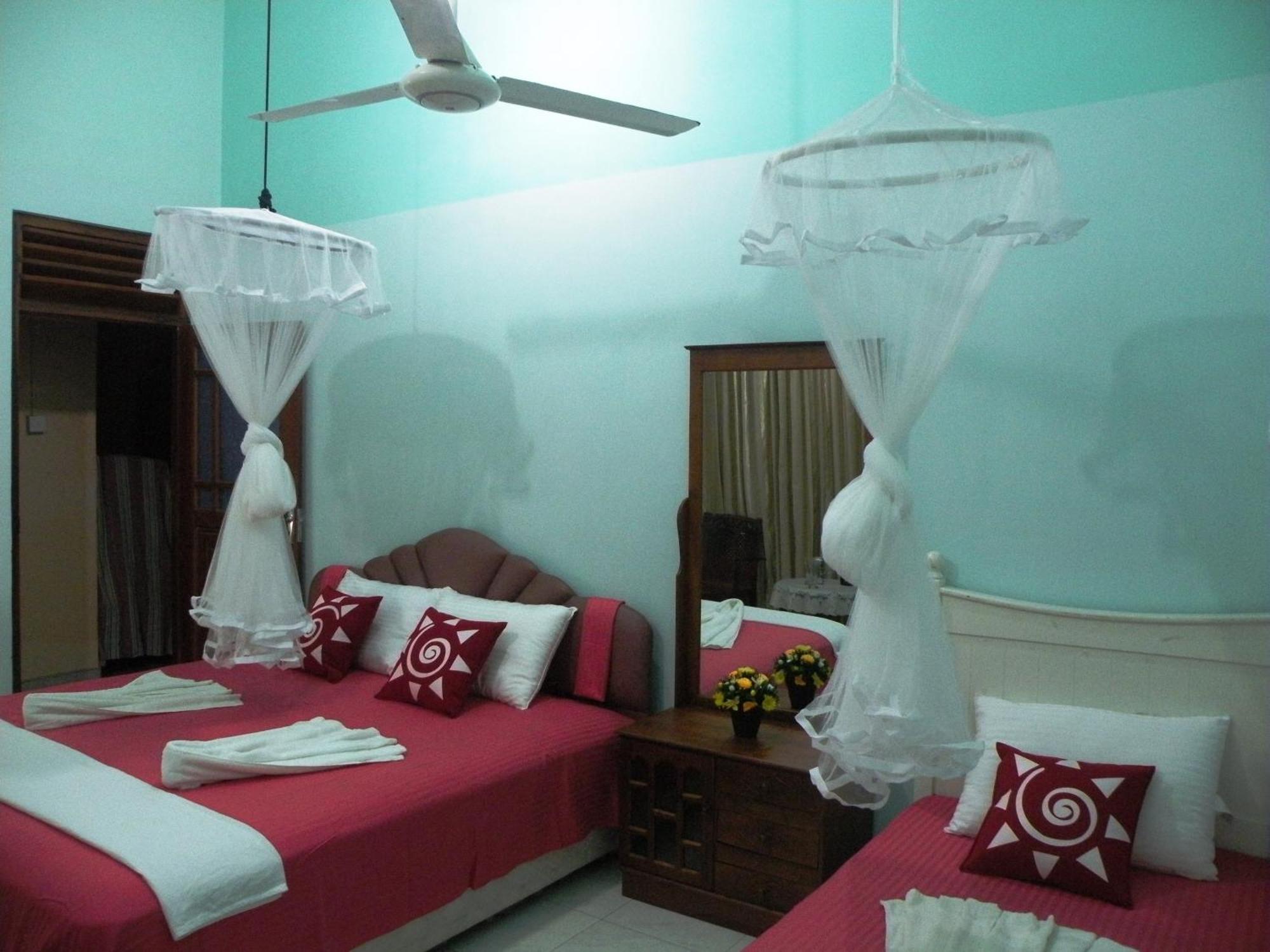 Henderson Airport Residence Negombo Bilik gambar