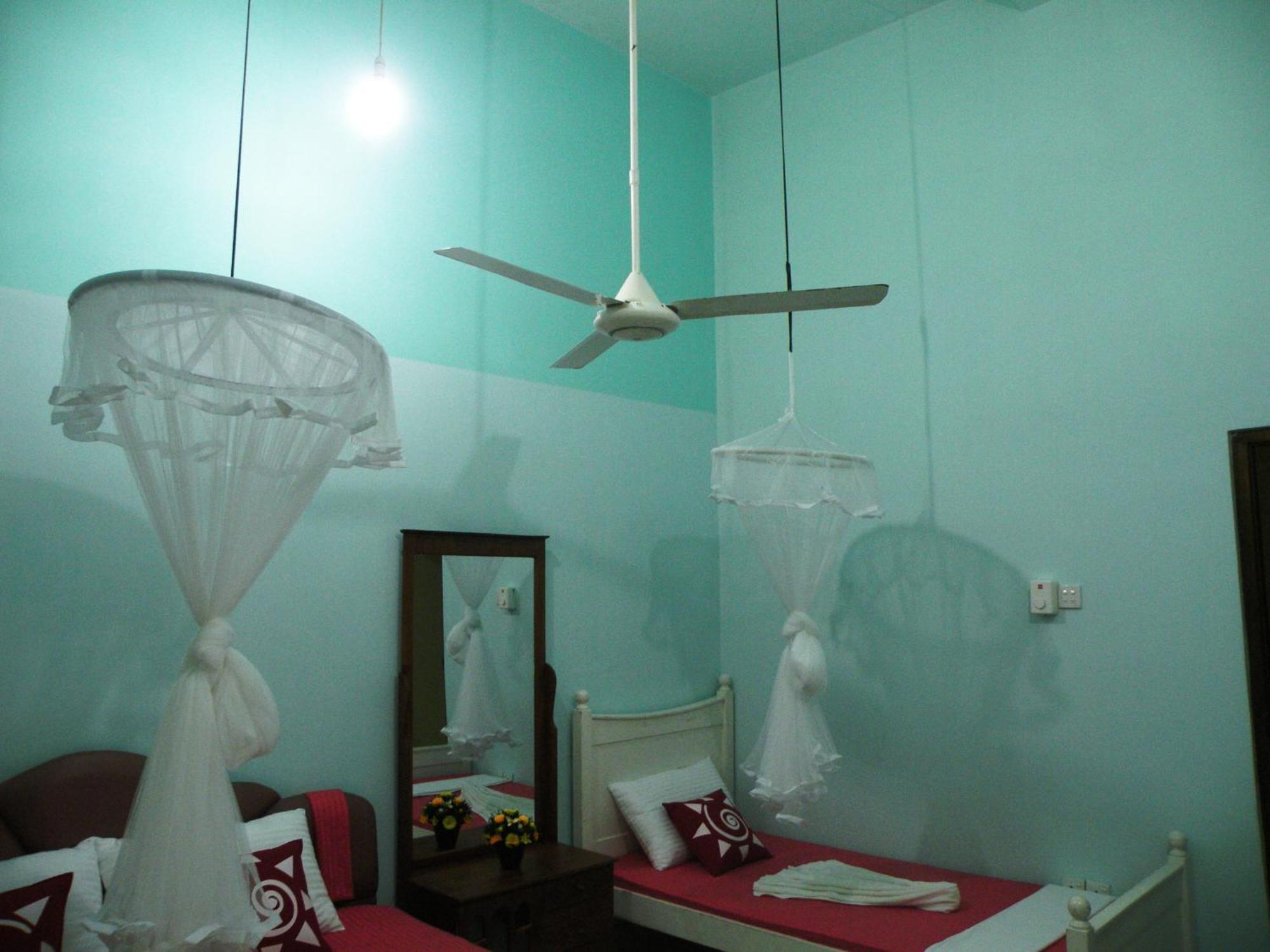Henderson Airport Residence Negombo Bilik gambar